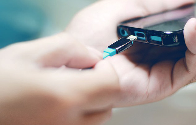  Mẹ của nạn nhân, Widiya (30 tuổi) cũng bị điện giật khi rút sạc ra. Ảnh minh họa: Eakasarn.