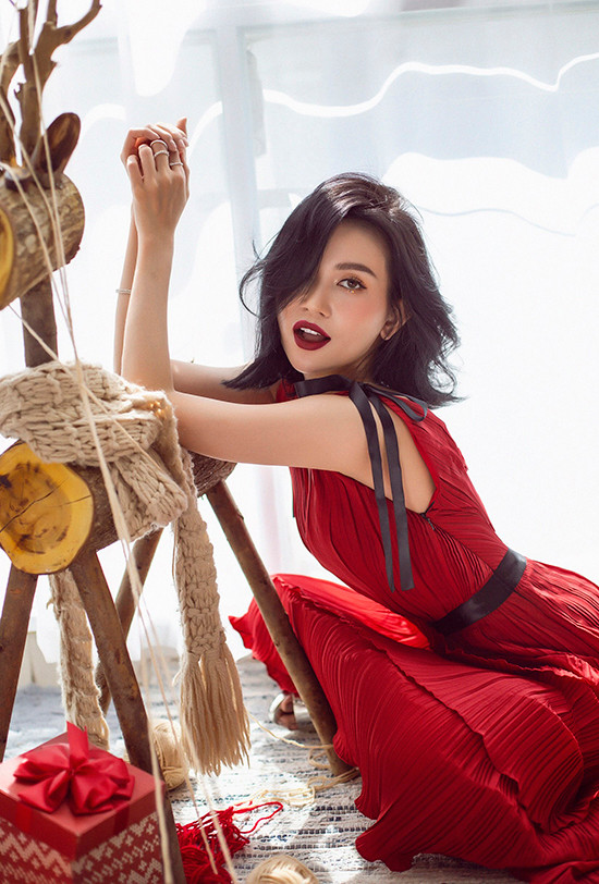 Tông đỏ đậm thường gắn liền với không khí giáng sinh và lễ tết cuối năm. Ở mùa mốt năm nay, phái đẹp không nên bở qua sắc đỏ burgundy - một trong những gam màu hot nhất mùa thu đông 2018. Tông đỏ đậm thường gắn liền với không khí giáng sinh và lễ tết cuối năm. Ở mùa mốt năm nay, phái đẹp không nên bở qua sắc đỏ burgundy - một trong những gam màu hot nhất mùa thu đông 2018.