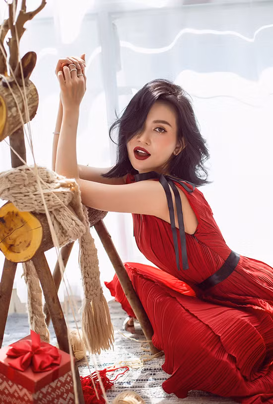 Tông đỏ đậm thường gắn liền với không khí giáng sinh và lễ tết cuối năm. Ở mùa mốt năm nay, phái đẹp không nên bở qua sắc đỏ burgundy - một trong những gam màu hot nhất mùa thu đông 2018.