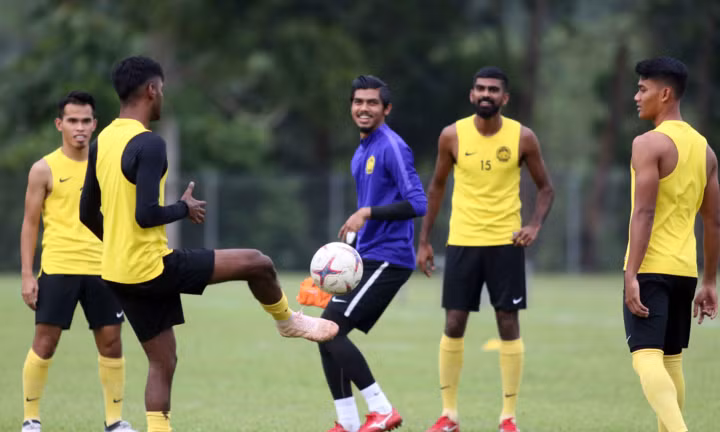 Các cầu thủ Malaysia tích cực tập luyện chiều 8/12 để chuẩn bị tiếp Việt Nam. Ảnh: Anh Khoa.