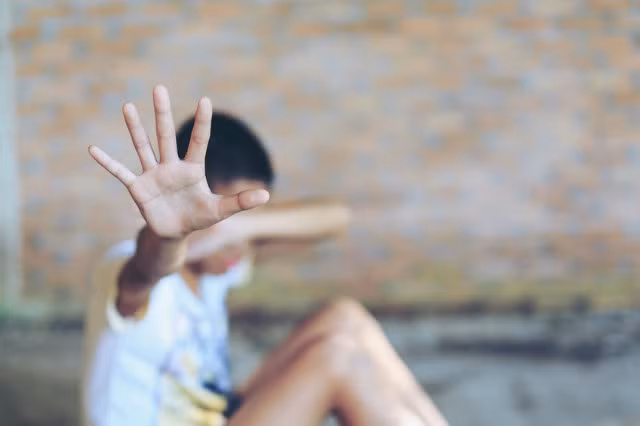  Trẻ bị xâm hại thường có những suy nghĩ tiêu cực về bản thân và trở nên biệt lập. Ảnh: 123RF