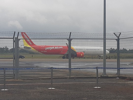 Chiếc máy bay Vietjet gặp sự cố khi hạ cánh xuống sân bay Buôn Ma Thuột ngày 25-12 - Ảnh: Cao Nguyên Chiếc máy bay Vietjet gặp sự cố khi hạ cánh xuống sân bay Buôn Ma Thuột ngày 25-12 - Ảnh: Cao Nguyên