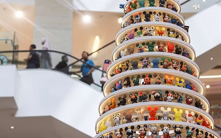  Cây thông Mickey Mouse tại trung tâm thương mại ở Kuala Lumpur, Malaysia. Ảnh: EPA-EFE