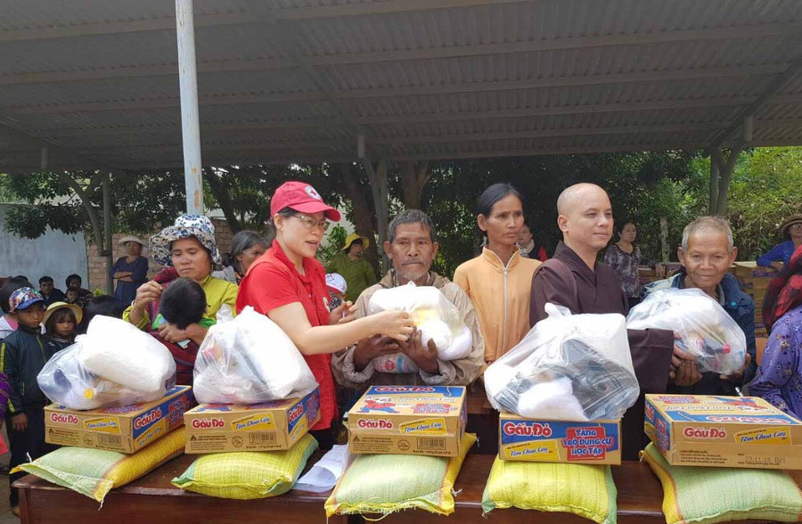 Phối hợp tặng quà cho đồng bào nghèo xã Đak Tơ Ver. Ảnh: Hồng Ngọc  Phối hợp tặng quà cho đồng bào nghèo xã Đak Tơ Ver. Ảnh: Hồng Ngọc