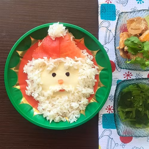 Chị chia sẻ hình cây thông, ông già Noel, người tuyết... rất dễ làm, mẹ và bé có thể cùng thực hiện.