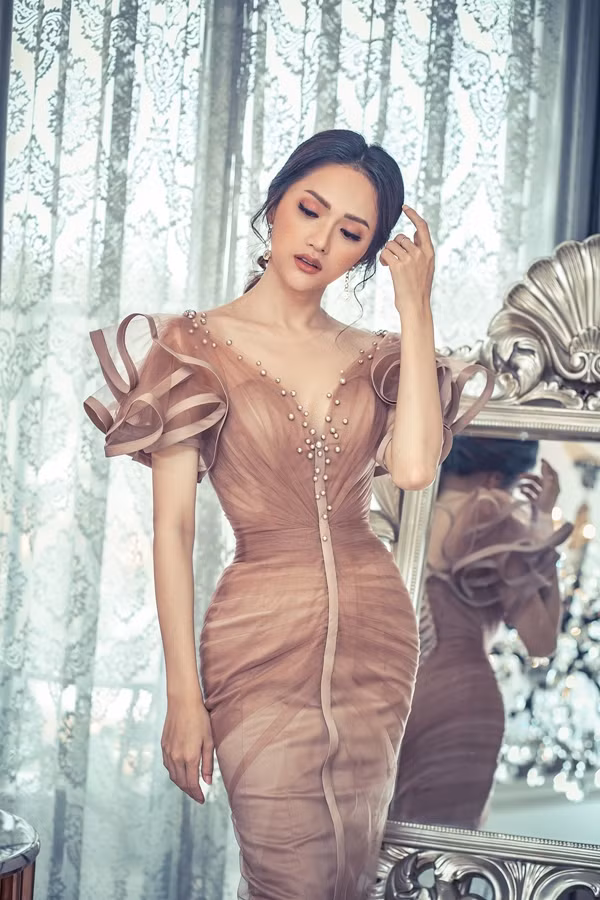 Hoa hậu Hương Giang làm mẫu bộ sưu tập mới nhất mang tên 'Mirror Mirror' của nhà thiết kế Phạm Đăng Anh Thư. Chiếc váy phom dáng ôm cùng kỹ thuật dựng cấu trúc corset giúp tôn vòng hai thon gọn đáng ngưỡng mộ của Hương Giang.