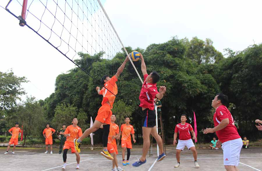 Các vận đội viên tham gia tranh tài môn bóng chuyền. Ảnh: Huy Bắc