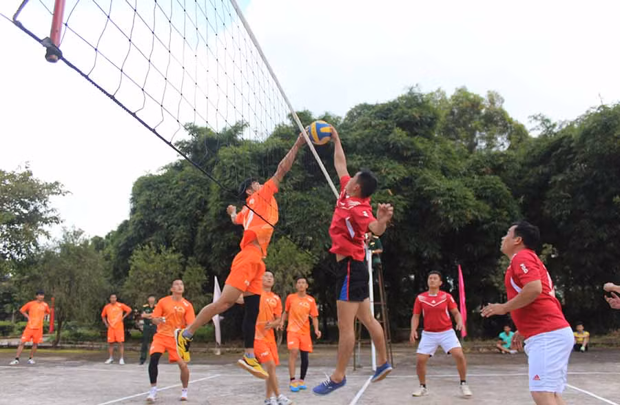 Các vận đội viên tham gia tranh tài môn bóng chuyền. Ảnh: Huy Bắc