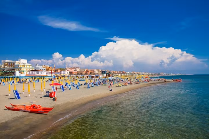  Bãi biển Il Buco, Ostia, Rome, Ý. Một khi đã ghé đài phun nước Trevi, hãy tới thăm bãi biển Il Buco hiền hòa, nằm ngay phía nam sân bay Fiumicino tại Rome.
