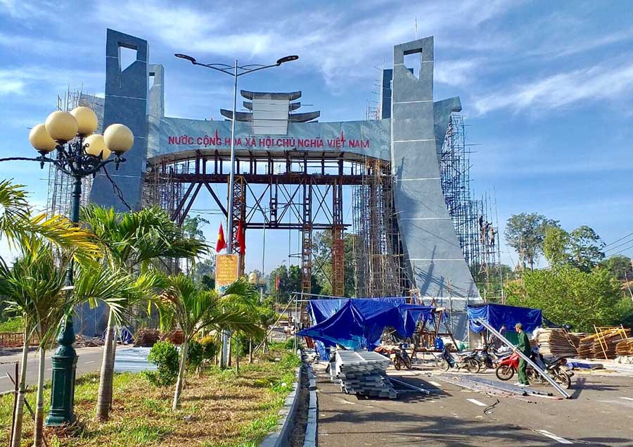  Quốc môn Cửa khẩu Quốc tế Lệ Thanh đang thi công những hạng mục cuối cùng. Ảnh: Hà Duy