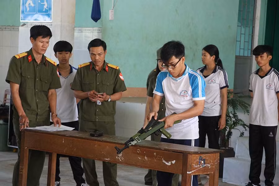  Thí sinh thi tháo, lắp súng AK. Ảnh: N.M