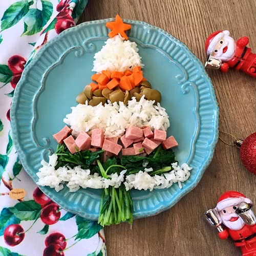  Chị thường nhân dịp này tụ họp gia đình, làm những món ăn ngon để thết đãi người thân.