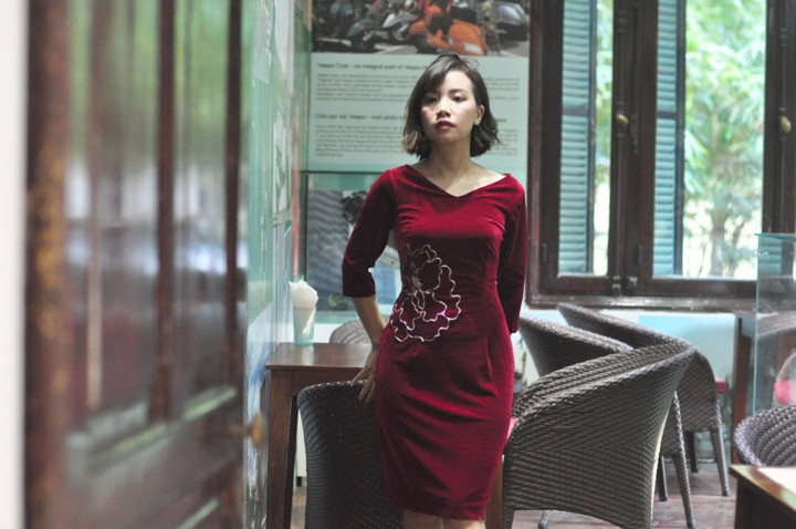 Chất liệu không quá dày, không quá mỏng trở thành sự lựa chọn tuyệt vời cho nhiều thiết kế, từ cơ bản và truyền thống như quần, áo, áo khoác, chân váy cho đến phá cách hiện đại như jumpsuit, slip dress.