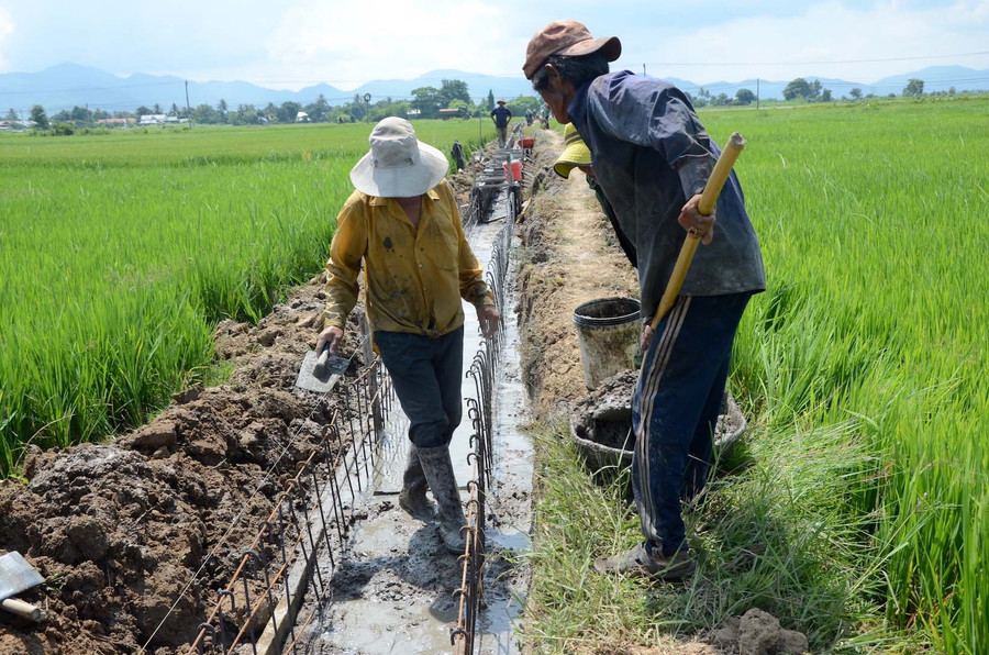  Thi công kênh mương nội đồng. Ảnh: Đ.P