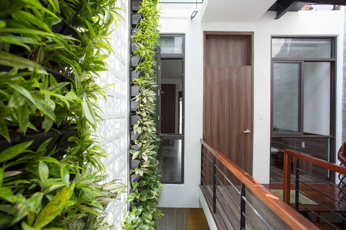 Việc bố trí hai cầu thang thật sự phát huy hiệu quả trong quá trình sử dụng, giúp sự kết nối các không gian riêng và chung trở nên đơn giản và hiệu quả. Việc bố trí hai cầu thang thật sự phát huy hiệu quả trong quá trình sử dụng, giúp sự kết nối các không gian riêng và chung trở nên đơn giản và hiệu quả.