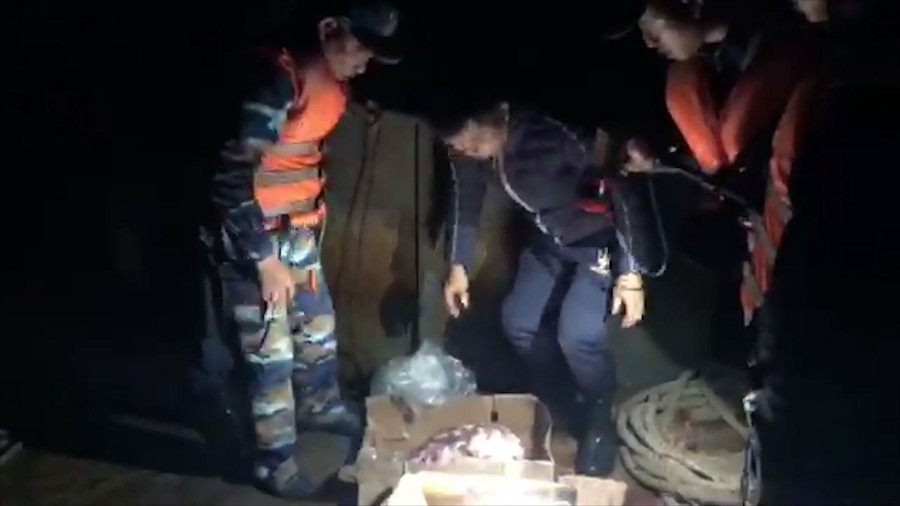  Lực lượng chức năng kiểm tra số hàng đông lạnh trên các tàu Trung Quốc.