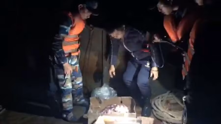  Lực lượng chức năng kiểm tra số hàng đông lạnh trên các tàu Trung Quốc.