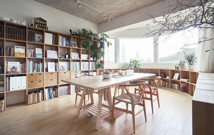 Gần cửa sổ giá sách được hạ thấp xuống để ánh sáng có thể tràn vào mọi ngõ ngách bên trong căn phòng. Gần cửa sổ giá sách được hạ thấp xuống để ánh sáng có thể tràn vào mọi ngõ ngách bên trong căn phòng.