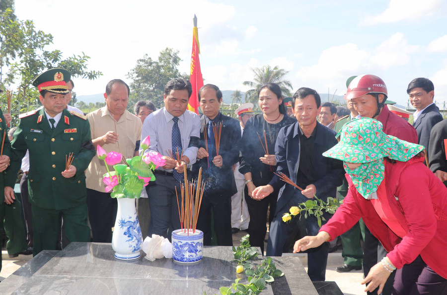 Các đồng chí lãnh đạo tỉnh cùng nhân dân thắng nhang cho các liệt sĩ. Ảnh: Ngọc Minh