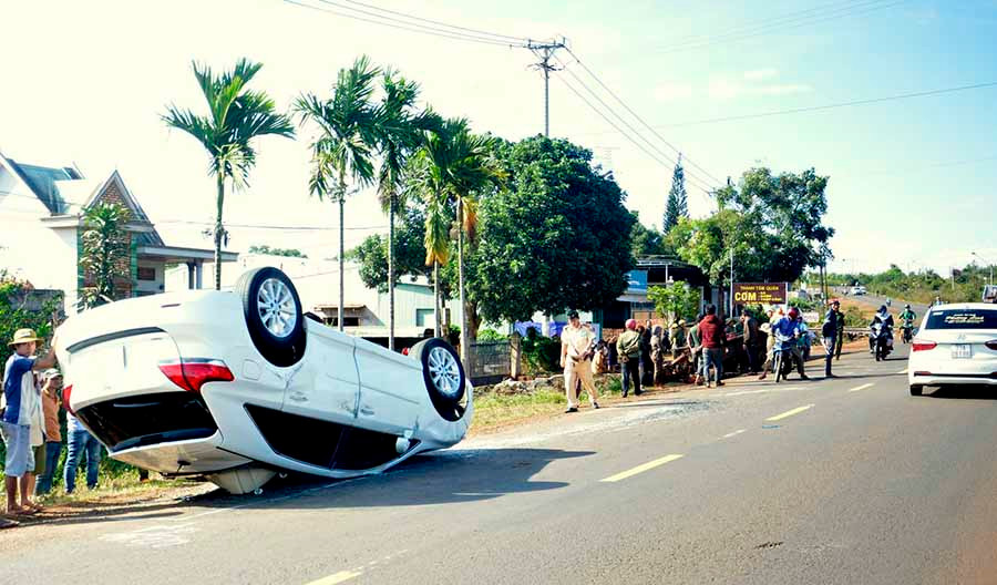 Sau va chạm với xe công nông, chiếc xe ô tô 4 chỗ lật ngửa trên Quốc lộ 19. Ảnh: Khánh Toàn