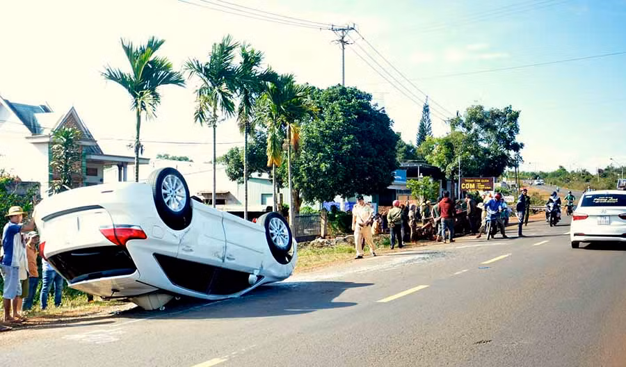 Sau va chạm với xe công nông, chiếc xe ô tô 4 chỗ lật ngửa trên Quốc lộ 19. Ảnh: Khánh Toàn