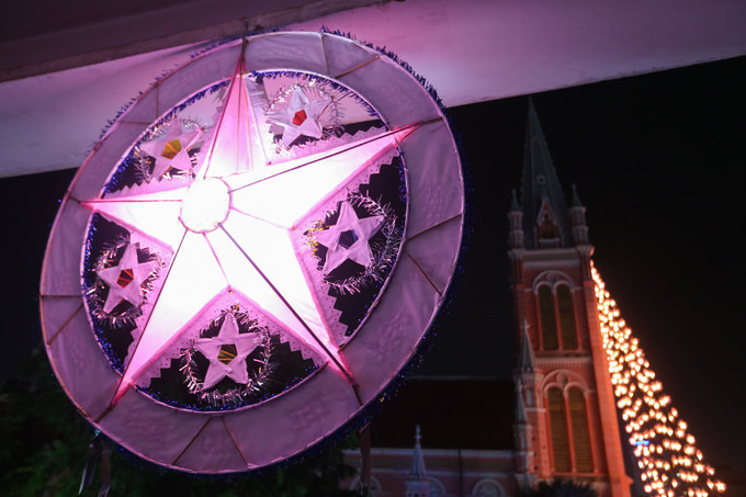 Trước cửa các phòng chức năng quanh nhà thờ đều treo những đèn led hình ngôi sao, biểu tượng mùa Giáng sinh, tượng trưng cho phép lạ của Thượng đế.