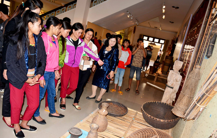 Đông đảo du khách đến tham quan triển lãm. Ảnh: Sơn Tùng Đông đảo du khách đến tham quan triển lãm. Ảnh: Sơn Tùng