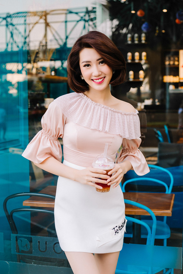 Ngoài các mẫu váy tôn nét sexy, bộ sưu tập còn mang tới nhiều mẫu áo dây rút, chân váy ngắn, blazer dress để giúp người mặc xây dựng vẻ đẹp thanh lịch. Ngoài các mẫu váy tôn nét sexy, bộ sưu tập còn mang tới nhiều mẫu áo dây rút, chân váy ngắn, blazer dress để giúp người mặc xây dựng vẻ đẹp thanh lịch.