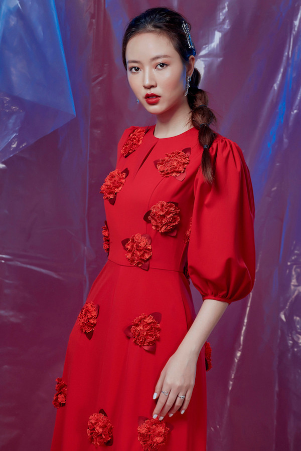 Màu đỏ mang đến nhiều phúc lộc và may mắn, màu trắng lại mang đến sự an lành. Chọn hai gam màu mang nhiều ý nghĩa tốt đẹp, NTK Hằng Nguyễn gửi gắm vào đó lời chúc năm mới. Màu đỏ mang đến nhiều phúc lộc và may mắn, màu trắng lại mang đến sự an lành. Chọn hai gam màu mang nhiều ý nghĩa tốt đẹp, NTK Hằng Nguyễn gửi gắm vào đó lời chúc năm mới.