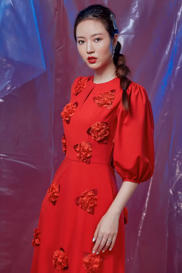 Màu đỏ mang đến nhiều phúc lộc và may mắn, màu trắng lại mang đến sự an lành. Chọn hai gam màu mang nhiều ý nghĩa tốt đẹp, NTK Hằng Nguyễn gửi gắm vào đó lời chúc năm mới.