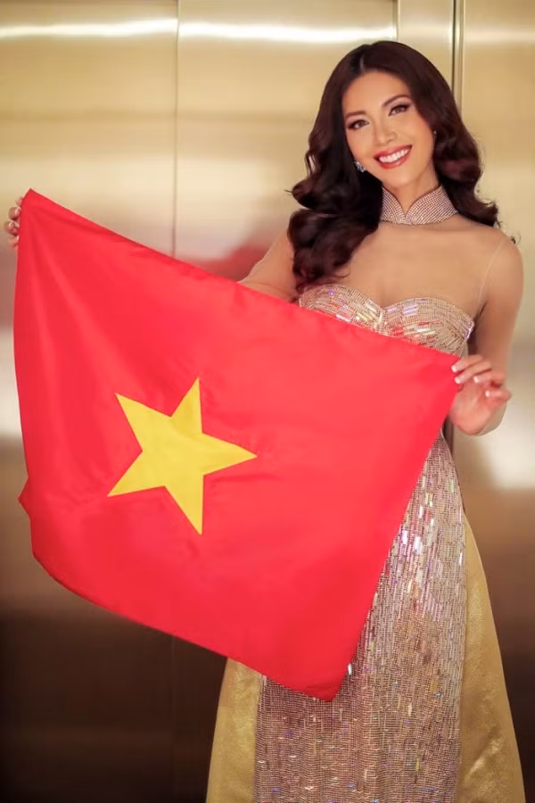  Trước đêm chung kết, cô có được suất ăn tối và gặp gỡ ban giám khảo nhờ chiến thắng phần thi bình chọn qua mạng xã hội. Cô mặc áo dài cách tân của Chung Thanh Phong để khoe vẻ quyến rũ của phụ nữ Việt. Minh Tú cũng chiếm cảm tình khán giả khi vẫy cờ Việt Nam và chúc mừng đội tuyển quốc gia vào chung kết AFF Cup.