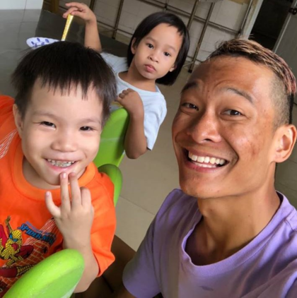 Mỗi tuần một lần Giang đến Trung tâm nơi mình được nuôi dưỡng trước đây phục vụ nấu ăn, giặt quần áo cho các em nhỏ và dạy thể dục cho các em có hoàn cảnh kém may mắn. Ảnh: Phan Giang.  Mỗi tuần một lần Giang đến Trung tâm nơi mình được nuôi dưỡng trước đây phục vụ nấu ăn, giặt quần áo cho các em nhỏ và dạy thể dục cho các em có hoàn cảnh kém may mắn. Ảnh: Phan Giang.