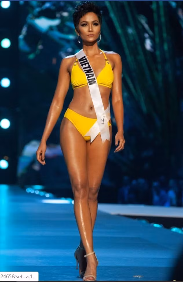 Ở vòng bán kết, H'Hen Niê tiếp tục thể hiện phong độ ổn định và sự tự tin trong mỗi phần thi. Cô được khen ngợi vì kỹ năng catwalk đẹp mắt, cải thiện rõ rệt so với những cuộc thi từng tham gia trước đó. 