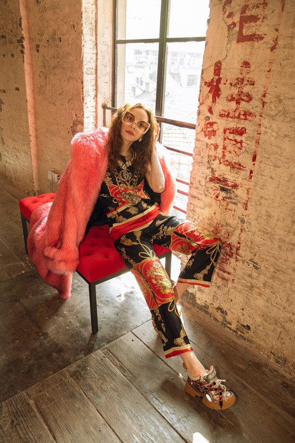 Người đẹp trổ tài phối đồ đa dạng khi sử dụng thêm kính mát và áo khoác lông.