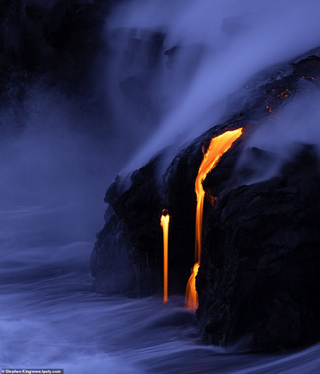 Dung nham đỏ rực từ núi lửa Kilauea chảy xuống đại dương ở Hawaii, Mỹ. Ảnh: Stephen King