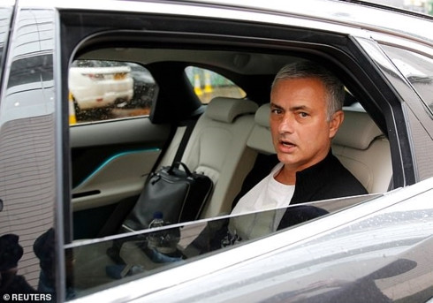  HLV Jose Mourinho rời khỏi trung tâm huấn luyện của MU sau khi nhận thông báo sa thải. (Ảnh: Reuters)