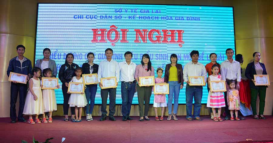 Biểu dương gia đình tiêu biểu sinh con 1 bề là gái. Ảnh: Đ.Y Biểu dương gia đình tiêu biểu sinh con 1 bề là gái. Ảnh: Đ.Y