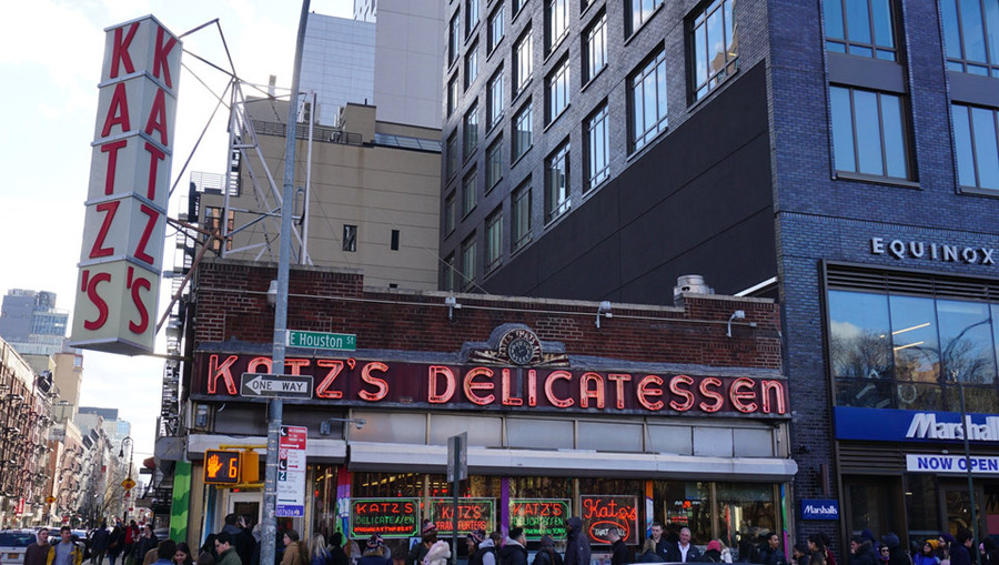 Trong tuần qua, nhà hàng nổi tiếng Katz's Delicatessen ở khu Lower East Side, New York, mỗi ngày tiếp đón đến 3-4 nghìn lượt khách, khiến dòng người xếp hàng chờ đợi kéo dài tới ba dãy nhà. Không khí năm mới có thể cảm nhận rõ ở thành phố đông dân nhất nước Mỹ, trung tâm thương mại tài chính hàng đầu thế giới. Ảnh: Twitter/@adallos.
