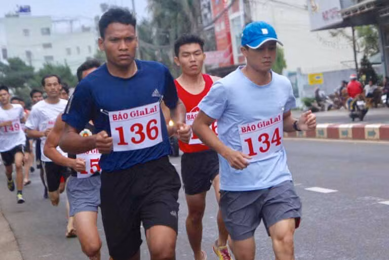 Các VĐV đã ganh đua nhau từng mét trên đường chạy. Ảnh: Văn Ngọc