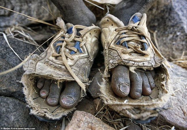 Cậu bé đi đôi giày rách ở Diafarabe, Mali. Ảnh: Matjaz Krivic