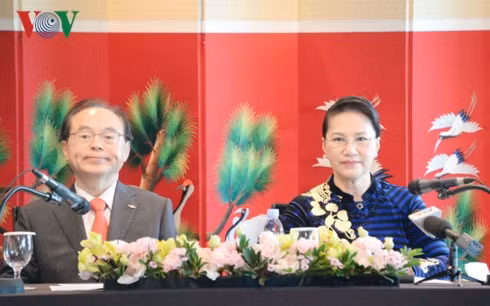Chủ tịch Quốc hội Nguyễn Thị Kim Ngân và Thị trưởng Busan Oh Keo-don tại cuộc gặp gỡ đại diện các gia đình đa văn hóa Việt Nam-Hàn Quốc