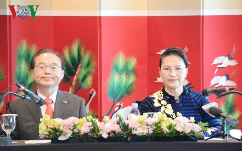 Chủ tịch Quốc hội Nguyễn Thị Kim Ngân và Thị trưởng Busan Oh Keo-don tại cuộc gặp gỡ đại diện các gia đình đa văn hóa Việt Nam-Hàn Quốc Chủ tịch Quốc hội Nguyễn Thị Kim Ngân và Thị trưởng Busan Oh Keo-don tại cuộc gặp gỡ đại diện các gia đình đa văn hóa Việt Nam-Hàn Quốc