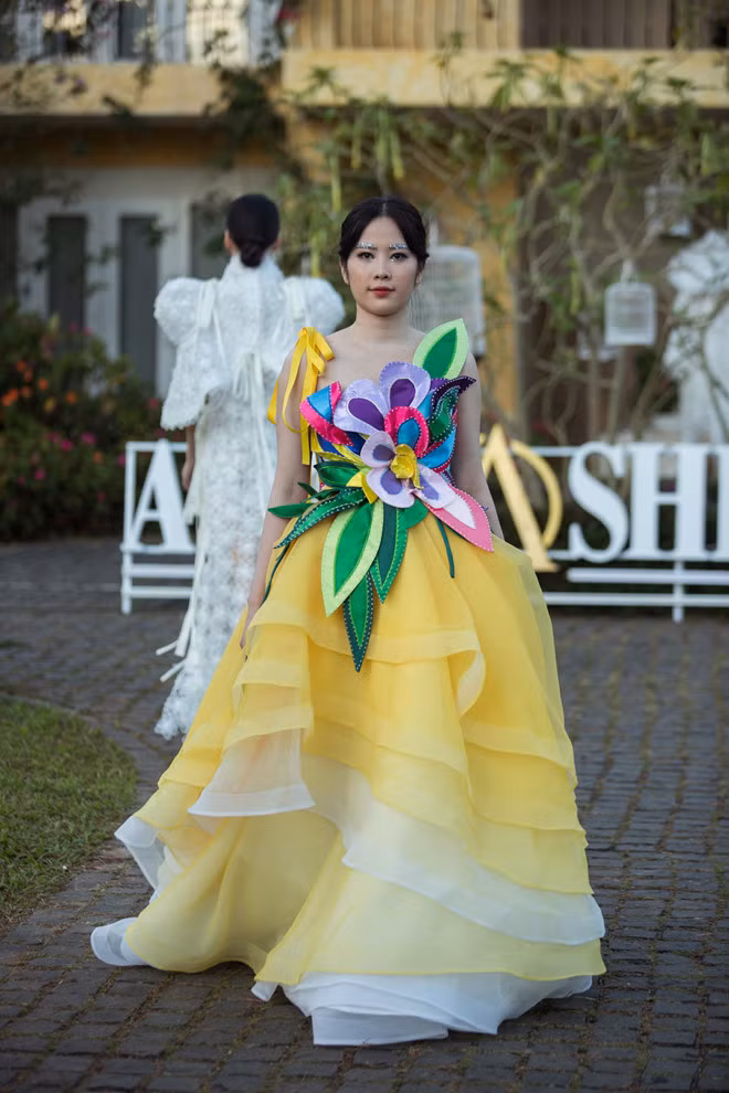  Ngày 9/12, show diễn NTK Hằng Nguyễn diễn ra với sự góp mặt của nhiều Hoa hậu, người mẫu tên tuổi. Lần đầu tiên, Nam Em xuất hiện trên sàn runway cùng chị gái Nam Anh. Tuy nhiên, cô có phần mũm mĩm sau thời gian tăng cân mất kiểm soát. Nam Em chia sẻ đã giảm được 2kg, nhưng vóc dáng vẫn chưa thể trở về như ban đầu.