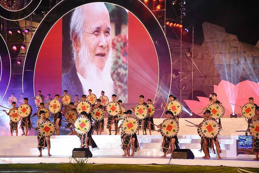 Hoạt cảnh tái hiện sự kiên cường, bất khuất, anh dũng của người dân Tây Nguyên trong đấu tranh. Ảnh: M.N Hoạt cảnh tái hiện sự kiên cường, bất khuất, anh dũng của người dân Tây Nguyên trong đấu tranh. Ảnh: M.N