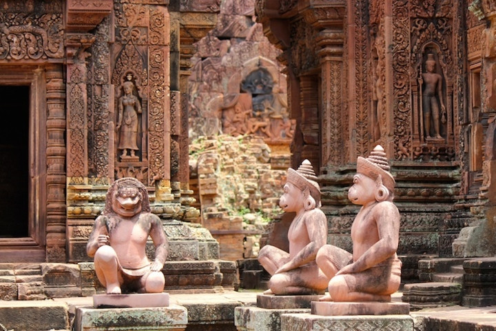  Đền Banteay Srei nằm ở vị trí 25km về phía đông bắc của quần thể Angkor. Trong ảnh là các kiệt tác tại đền này.