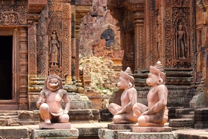  Đền Banteay Srei nằm ở vị trí 25km về phía đông bắc của quần thể Angkor. Trong ảnh là các kiệt tác tại đền này.