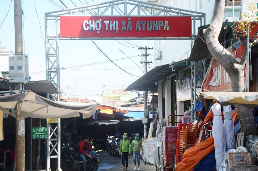 Cổng chính chợ Ayun Pa. Ảnh: Đ.P