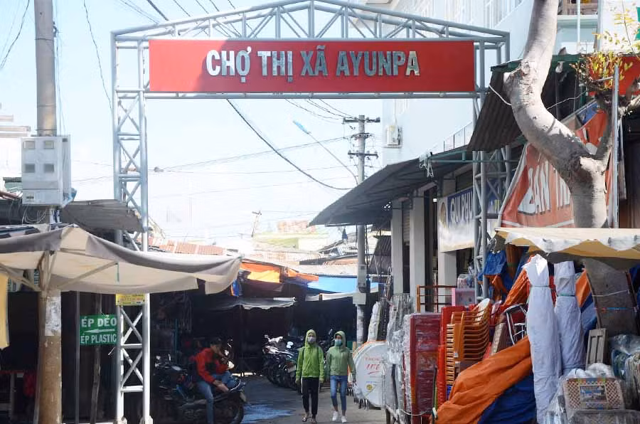 Cổng chính chợ Ayun Pa. Ảnh: Đ.P