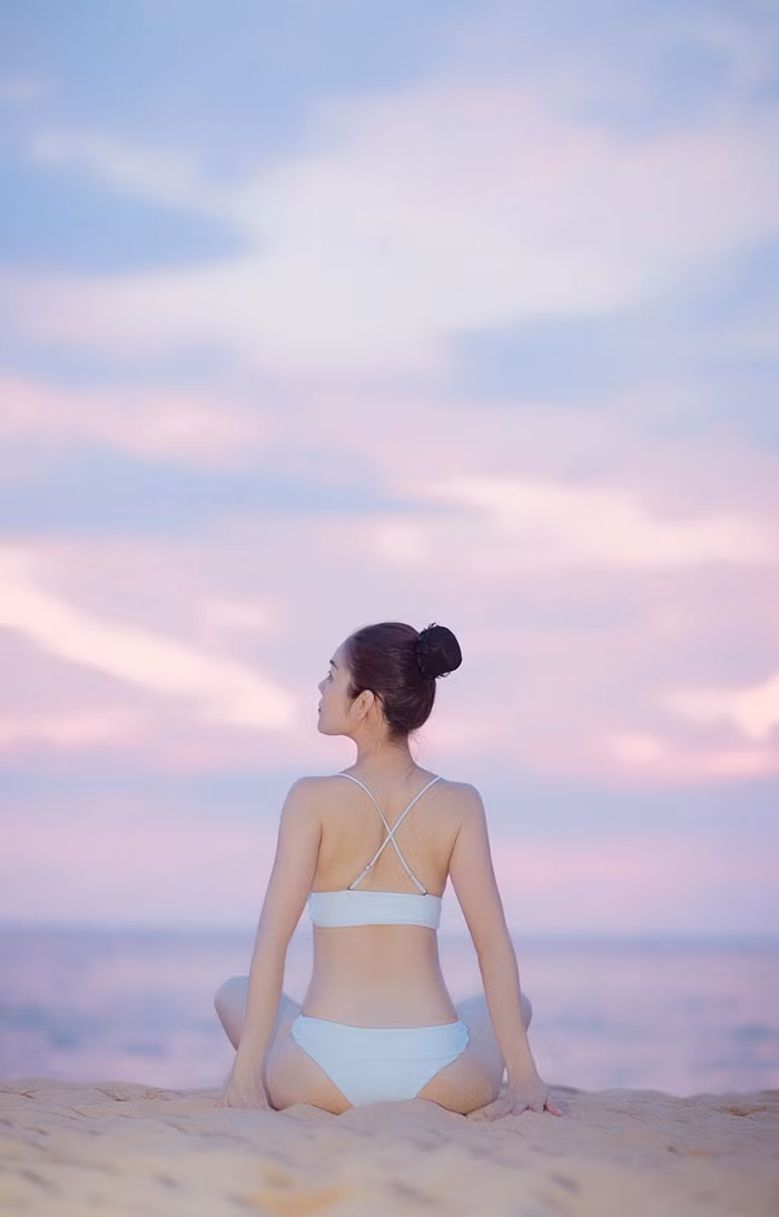  Dương Cẩm Lynh là một nữ diễn viên điện ảnh, truyền hình và MC. Cô từng đoạt giải Á hậu Điện ảnh 1999 và gây bất ngờ với thông tin chia tay chồng Việt kiều hồi tháng 9 vừa qua.