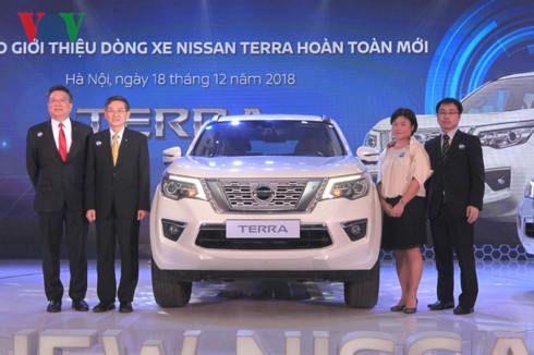 Nissan Terra có giá bán từ 988 triệu đồng cho bản máy dầu, số sàn.